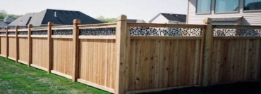 Tongue and Groove Privacy Fence With Ivy Top